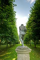 La statue du gladiateur et l'avenue du tilleul - Cottesbrooke Hall, Northamptonshire
