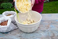 Étape par étape pour créer des mangeoires à oiseaux suspendues à partir de tasses à thé et de pots de yaourt - en ajoutant du fromage râpé