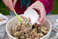 Étape par étape pour créer des mangeoires à oiseaux suspendues dans des tasses à thé et des pots de yaourt - en ajoutant le mélange