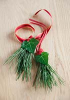 Étape par étape - Réaliser une décoration à partir de feuilles de pin sylvestre et de lierre - ruban attaché