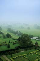 Vue sur une partie du West Garden et le plan de la maison de Chiswick prises du haut de la maison - Chatsworth Garden, Bakewll, Derbyshire, Royaume-Uni. Jardin historique Grade I. Londres et Wise et Lancelot 'Capability' Brown et Paxon tous impliqués dans les caractéristiques actuelles.