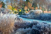 Le jardin d'été et d'hiver en novembre, l'hiver. Jardins de Bressingham, Norfolk, Royaume-Uni. Conçu par Adrian Bloom.