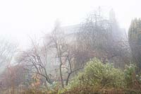 En regardant vers la maison par un matin brumeux à Glebe Cottage