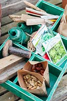 Table d'empotage au printemps avec plateau en bois d'équipement de jardinage, y compris des paquets de graines, des étiquettes de graines en bois et de la ficelle de jardin