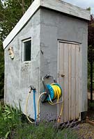 Conversion d'un ancien lavabo extérieur en abri de jardin, avec alimentation en eau et tuyau d'arrosage attachés - Bays Farm NGS, Forward Green, Suffolk