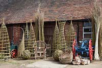 Une variété de supports végétaux, sphère sculpturale, chaise gitane, trugs et paniers par le tisserand Dominic Parrette - Sussex Willow