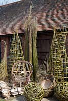 Une variété de créations réalisées par Dominic Parrette, y compris des supports de plantes, une sphère sculpturale, une chaise gitane, des trugs et des paniers - Sussex Willow