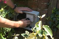 Brancher un transformateur de 12 volts dans la prise secteur du boîtier extérieur pour alimenter l'éclairage du jardin