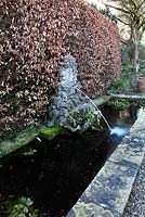 La fontaine se jette dans le long étang à côté du parterre - La Petite Maison