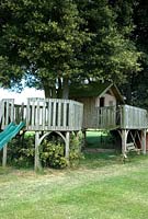 Zone d'activités pour les enfants avec maison de jeu surélevée - Open Gardens Day 2013, Waldringfield, Suffolk