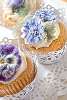 Petits gâteaux décorés de fleurs cristallisées.