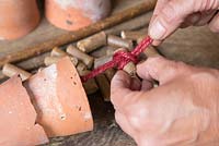 étape par étape - Réaliser une décoration à partir de petits pots en terre cuite à accrocher à l'intérieur du wigwam noisette
