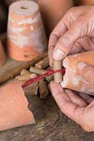 Étape par étape - Réaliser une décoration à partir de petits pots en terre cuite à accrocher à l'intérieur du wigwam noisette