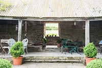 Le jardin Loggia avec grange ouverte couverte à la fin utilisé pour servir des thés les jours portes ouvertes. Ashley Farm, Stansbatch, Herefordshire, Royaume-Uni