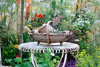 Trug en bois sur table en métal avec outils et pots, The Hot stuff Garden, RHS Hampton Court Flower Show 2013, Design - Victoria Truman, liz Rentzsch, Marcus Foster
