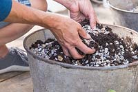 Étape par étape - Coffre à outils recyclé utilisé comme pot succulent. Mélange de compost et de gravier