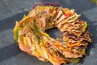 Couronne faite de feuilles d'Acer rufinerve contre ardoise