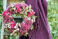 Couronne rose décorative de Snowberries, Hortensia, Fuchsia et Sedum.