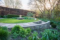 Sybil's Garden, anciennement site d'un potager, redessiné par Alistair Baldwin en 2005, basé sur une série de cercles, y compris un balayage de haie de buis et un plan d'eau central.