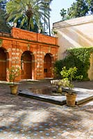 Fontaine d'eau dans le jardin de Troie au Real Alcazar, Séville, Andalousie, Espagne