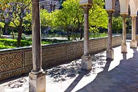 Le pavillon de Carlos V.Murs décorés de carreaux Azulejos donnant sur le jardin de la demeure avec des orangers de Séville - Citrus aurantium au Real Alcazar, Séville, Andalousie, Espagne