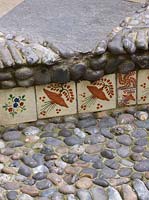 Petite marche décorée de carreaux et de galets mexicains