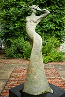 Sculpture 'Artemis' d'Alexandra Beale - de nombreux grands sculpteurs britanniques exposent leur travail au Pashley Manor House and Gardens, et ils sont positionnés autour des jardins par les auteurs, en collaboration avec le personnel du jardin.