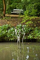 Sculptures dans les douves - de nombreux grands sculpteurs britanniques exposent leurs travaux au Pashley Manor House and Gardens, et ils sont positionnés autour des jardins par les auteurs, en collaboration avec le personnel du jardin.