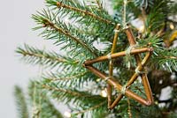 Étoile de saule accrochée à un arbre de Noël