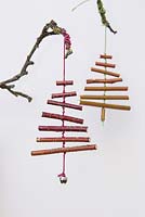 Arbres de Noël cornouiller suspendus à des branches
