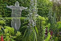 Sculpture 'Libertine' de Michelle Castles dans The Arthritis Research UK Garden. La plantation comprend Angelica gigas, Echium, Lupinus et Buxus sempervirens