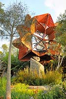 Trailfinders Australian Garden, Chelsea Flower Show 2013. Immeuble de studios perché sur les falaises au-dessus du billabong avec de jeunes Brachychiton rupestris (arbres de bouteille du Queensland) et des plantes australiennes indigènes