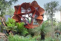Trailfinders Australian Garden, Chelsea Flower Show 2013. Studio de jardin moderne avec des fougères arborescentes