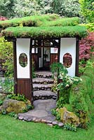Un jardin d'alcôve - Tokonoma. Entrée du jardin japonais avec toit en toit et mur vivant sedum