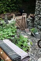 Maladie des motoneurones - un jardin des tisserands des Hébrides, basé autour d'une maison noire traditionnelle