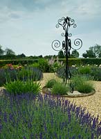 Jardin d'été avec roses lavande et agapanthes et centre de table en fer forgé. Tour de Kirtling, Suffolk