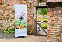 Entrée de la pépinière dans le jardin clos avec bannière du parc national. Pépinière du château de Chipchase, Wark, Northumberland, Royaume-Uni