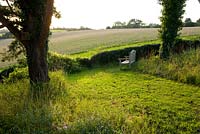 Vue sur la campagne du Wiltshire avec banc en bois - un endroit pour s'asseoir