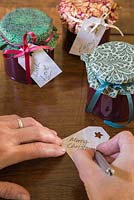 Décorer des pots de confiture à offrir en cadeau pour Noël - Étiquette d'écriture