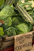 Légumes sur l'étal du marché, avec un message vert sur les kilomètres alimentaires