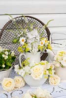 Arrangement floral d'été à thème blanc - roses, alchemilla mollis, linaria, delphinium, margerites, bégonia, pois de senteur