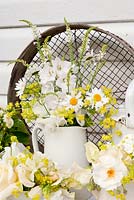 Arrangement floral d'été à thème blanc - roses, alchemilla mollis, linaria, delphinium, margerites, bégonia, pois de senteur
