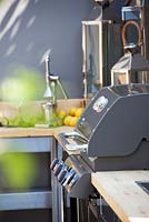 Barbecue dans la cuisine extérieure moderne. Jardin du Gourmet de Vestra Wealth. RHS Hampton Court Flower Show 2013. Gagnant de la médaille d'argent doré