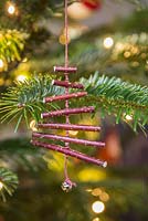 Décorations d'arbre de Noël de cornouiller sur un arbre de Noël
