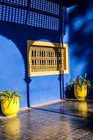 Cactus en pots avec des ombres projetées sur le mur. Jardin Majorelle, Marrakech, Maroc.