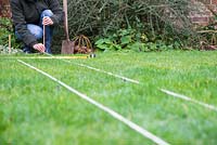 Mesurer les distances et aligner la corde pour creuser une tranchée