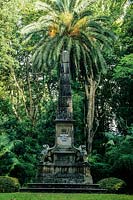 Le mémorial aux Vicomtes de Praia avec Phoenix canariensis derrière - Palmier dattier des Canaries - Terra Nostra Garden, Fumas, Sao Miguel, Açores. Juillet.