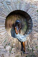 'Secret 'par Martin Duffy - Wyndcliffe Court Sculpture Garden, St Arvans, Monmouthshire, UK. May. Le jardin a été conçu par H. Avray Tipping et est un excellent exemple du style Arts and Crafts. Le jardin s'ouvre au public.