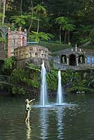 Jardins tropicaux de Monte Palace - Lac avec sculpture et plan d'eau - Madère, Portugal. L'Europe 