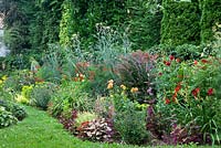 Crocosmia 'Lucifer', Euphorbia seguieriana ssp. niciana, Foeniculum vulgare 'Atropurpureum', Berberis thunbergii 'Atropurpureum', Heuchera micrantha 'Rachel', Dahlia 'Sylvia', Atriplex hortensis